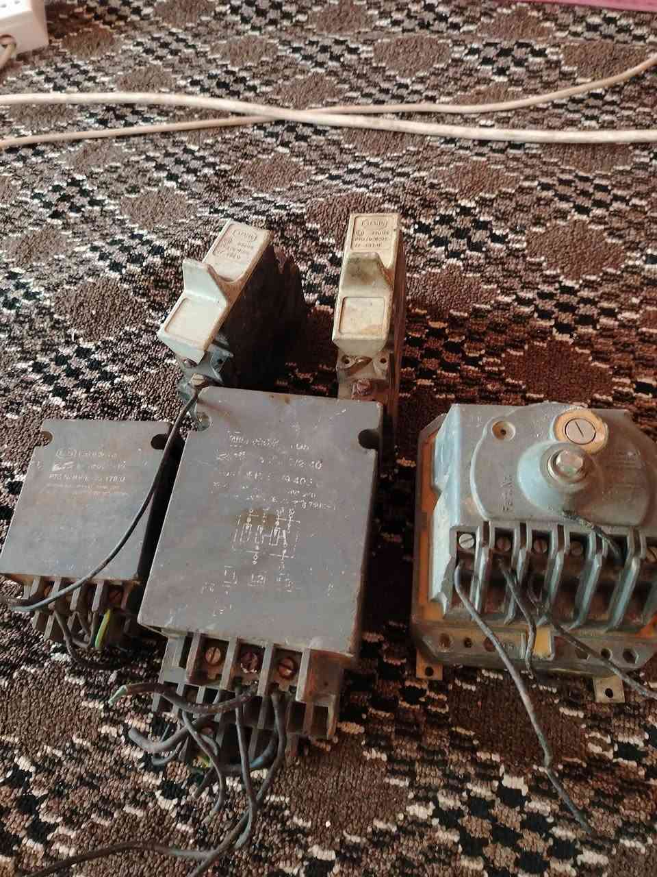 السلام عليكم ورحمة الله وبركاتة جهاز كامل نوعيه شنايدر 3000 امبير شرط الشغل  كلهن سعر 100 الف قفل وين اهل مولدات يفيدنهمم
اجهزه  اوتو ماتيك يعني اي خلل يصير عندك يفصل اوتوماتيك  الي يفيدنو يتصل *********** مكان الشرقاط الخصم
