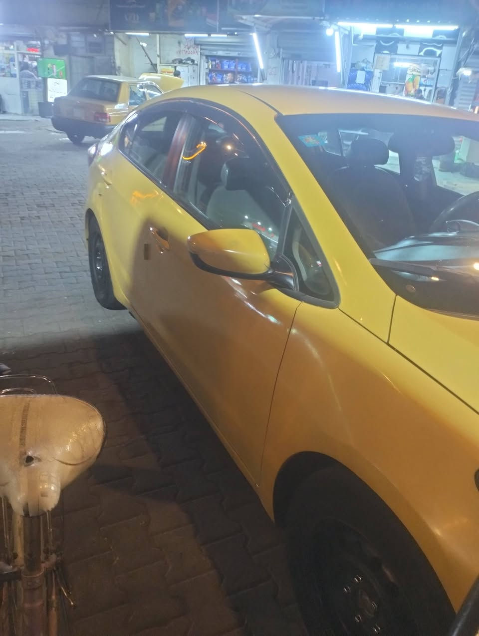 السلام عليكم كيا فورتي موديل ٢٠١٥ للبيع السيارة جاهزه ضربته جاملغ امامي بمريكه ايسر لا شواصي ولا لغد وبيه طخه صغير يم قفل الصنوك بالعراق رقمه بغداد بسمي السياره كبل تحويل مكاني التاجيات يم جسر الدوار السره 105 *********** بي واتساب للبيع فقط
