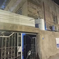 مساحته البيت 200 متر ركن طابقين بيه 6 غرف نوف وهول داخلي وديوانيه وصحي...