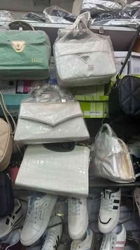 توجد احذيه رجاليه واحذيه نسائيه وملابس نسائيه توصيل لجميع المحافظات تو...