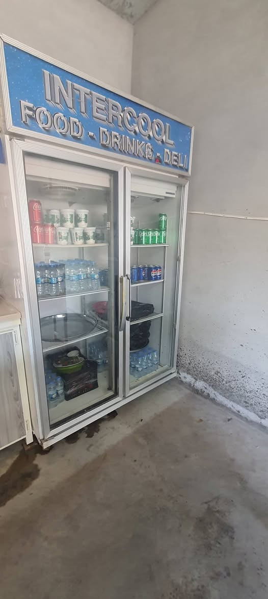 ثلاجة للبيع السعر 400 بيها مجال شغال 100% سبب البيع اريد تجديد أغراض المحل
للاستفسار *********** او ***********
