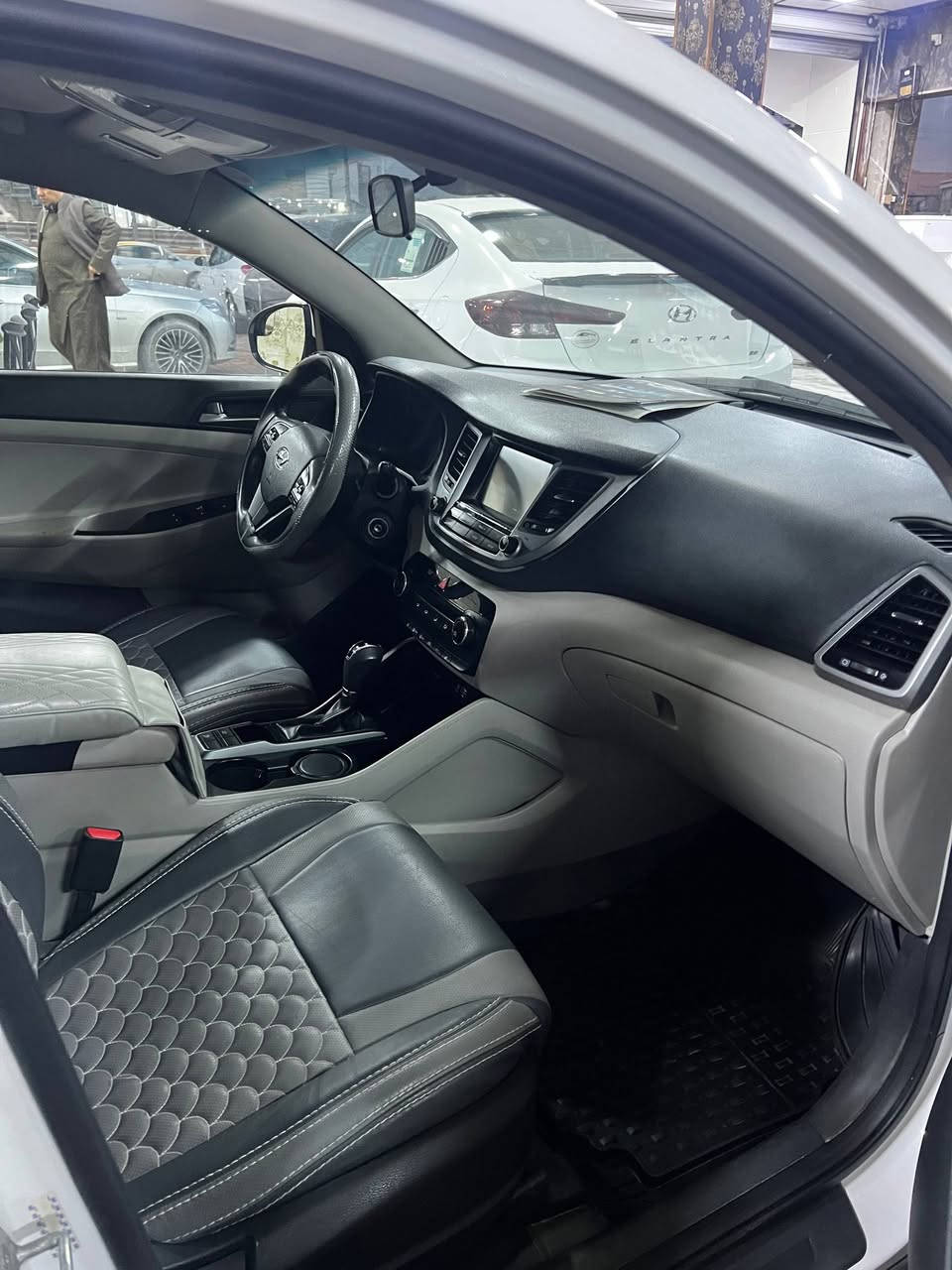 السلام عليكم 

توسان 2018
امريكي
ماشيه 140الف
فول موصفات عدا البنراما  والبصمه 
محرك2400
بصمه 
كشنات كهرباء سايق 
حساس امامي خلفي 
شاشه 
كامره اماميه خلفيه 
شاحن واير ليس
مود درايف 
بكلايت لد 
لد نهاري 
تبريد خلفي 

رقم انبار  تحويل مباشر 
السعر 160وبيه وجال 
مكان السياره الانبار الفلوجه
 للاتصال ***********
