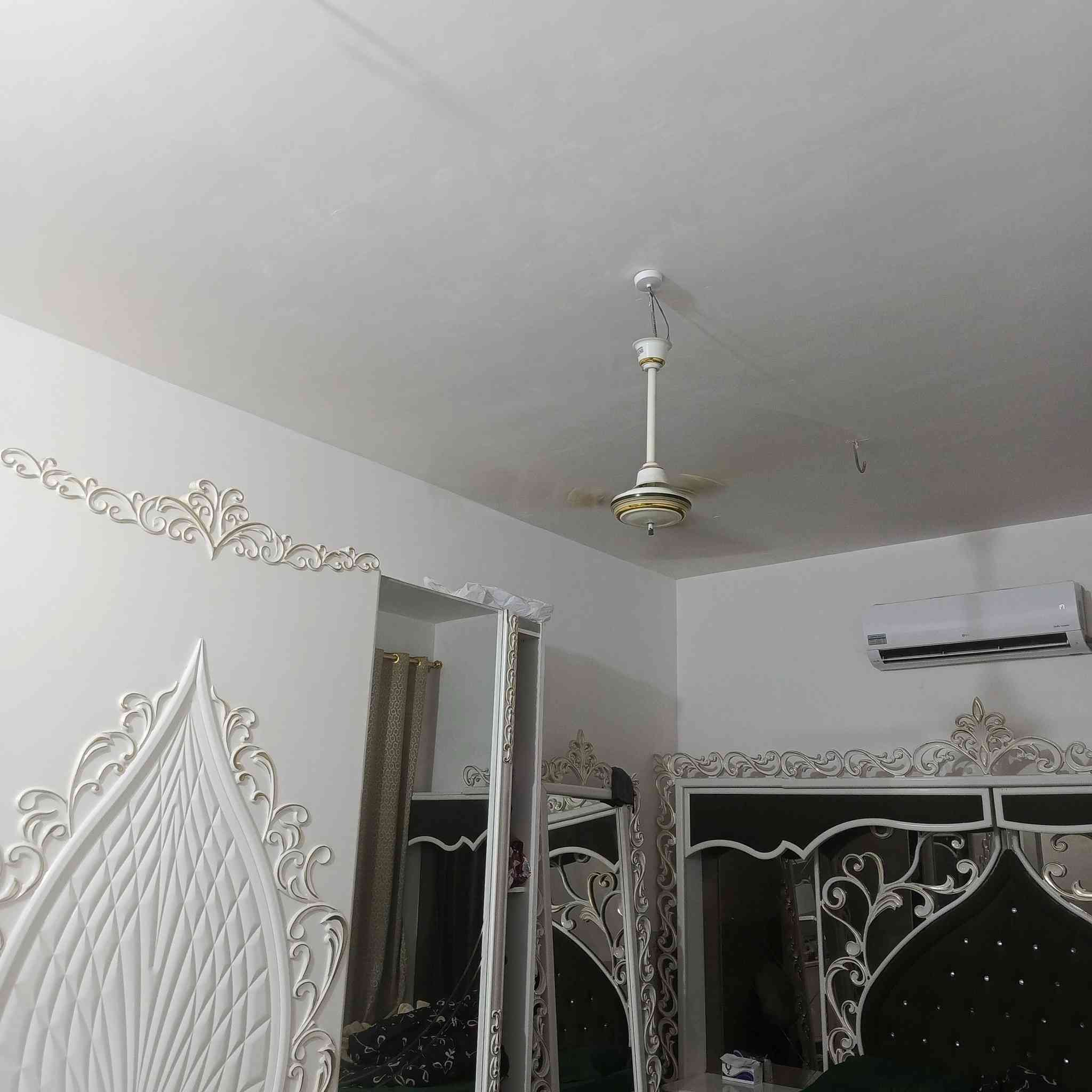 بيت للبيع في حي المكرمة مراوس بيت كامل  
المساحة 135م طابقين بناء حديث 2023  تسكام درجة اولى ارضيه مرمر تركي يحتوي على اربع غرف نوم كبار وصالة عدد 2 واستقبال ومنور و صحيات عدد 3 وكراج سيارة 
للتواصل *********** ***********
