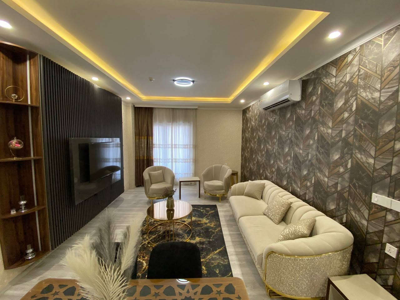 🔹شقة مؤثثة  للأيجار 🔹
-في مجمع واو تاورز 

-بموقع ستراتيجي و علی شارع 100م

-قریبه علی جامعة جیهان و تیشك و لوبناني فرنسي مقابل بنك جيهان

-تتكون من 👇

-غرفة نوم

-مساحة 90م

-صاله 

-مطبخ 

-صحيات 

-بلكون

-طابق 14

- مجمع بها كراج لوقوف السيارات و حدیقة 
- ماي وكهرباء ۲٤ ساعة 
وكل الخدمات موجوده بالمجمع

للاستفسار اكثر اتصل علئ الرقم التالي ***********
