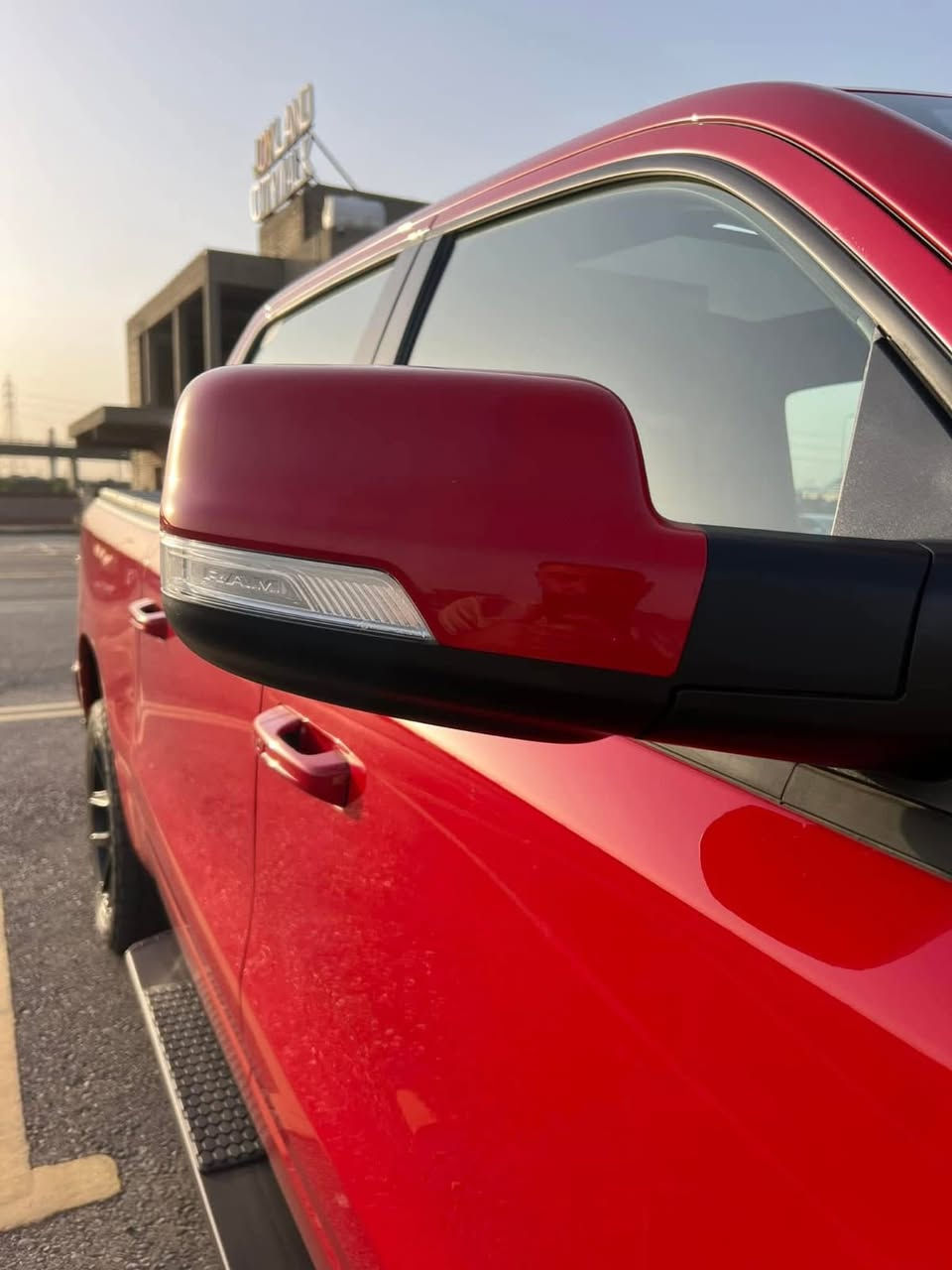 السلام عليكم
 دوج رام سبورت فوول 1/1 فول 
السيارة حادثها موضح بلصور جاملغ خلفي فقط بارد وشوية صبغ بدون اي ايرباك 
مواصفات فول بنوراما
الموديل :2022 
رقم اربيل  بسمي
ماشيه 80 الف  
عامل لها صقف روز رايز 
منظومة غاز كاملة وبعدها باضمان
لد امامي شباك محرك
ويل 22
شاد لها تاير جبلي ب1000$ من احمد رمزي
صارف هواي عليها وماذاكرهن
فول مواصفات 
المحرك : V8 5.7L . ايتورك اقتصادي
* دفع رباعي 4x4 . 
* ⁠بانورما كاملة
* رادار امامي خلفي مع مانع تصادم . 
* نقطة عمياء . 
* تحذير الخروج عن المسار .
كشنات تدفئة تبريد
استيرن تدفئه 
سستم سماعات صوت هارمن كاردن. 
* شاشه تيسلا كبيره

* استطفاف ذكي (اوتوپارك) 
* نظام اوتو ستوب
* المصابيح الأمامية LED .
* المصابيح الخلفية LED . 
* دخول ذكي (بصمة). 
* تشغيل عن بعد .
* مقاعد من الجلد الفاخر . 
* المقاعد كهربائية مع ميموري .
* المقاعد تبريد وتدفئة . 
* نظام ملاحة نفكيشن GPS .
* حساسات امامية وخلفية  .
* مانع تصادم امامي خلفي.
* مرايا كهربائي شفط
* شاحن موبايل لاسلكي (واير ليس) .
* الشباك الخلفي كهربائي . 
* المرايا الجانبية تدفئة .
* باب الصندوق كهربائي .
* امكانية تعديل ارتفاع دواسات البنزين والبريك .
* هاند بريك كهربائي .  
* حساسات امامية . 
* حساسات خلفية . 
* مرايا مع خاصية التعتيم الذاتي . 
* مساحات تخزين إضافية تحت المقاعد 
*مساحة تخزين (رام بوكس) في كشنات
بانزين كله محسن + دهن كلة درجة اولى 
سيارة الي بخاطرة ماقصر ويا ويشلع عيوني
والسيارة بيها كتاب خروجية دولي 
مكاني بابل 
***********
***********
