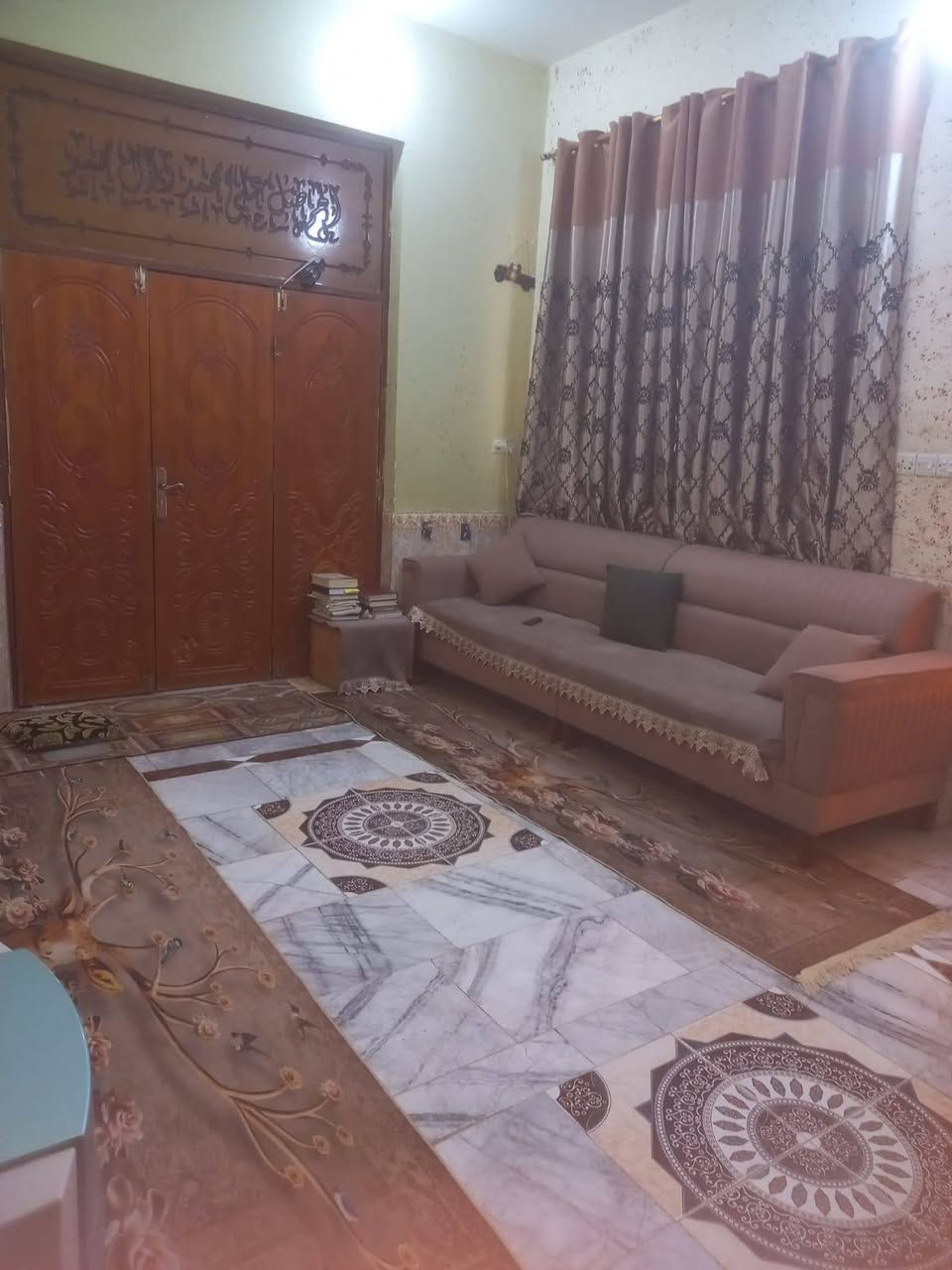 بيت في حي اور للبيع مساحة 125 خلفي قرب الكلية المفتوحة خلف مجمع الروان قريب جداً من شارع السايدين مال الموحية ..
✨✨✨✨✨✨✨
طابقين يحتوي على 
طابق الاول غرفة وصالة واستقبال ومطبخ وصحيات داخلية وايضا صحيات خارجية 
 
الطابق الثاني غرفة + صالة 
✨✨✨✨✨✨✨✨
لتواصل ***********
✨✨✨✨✨✨✨✨
السعر 150 وبي مجال
