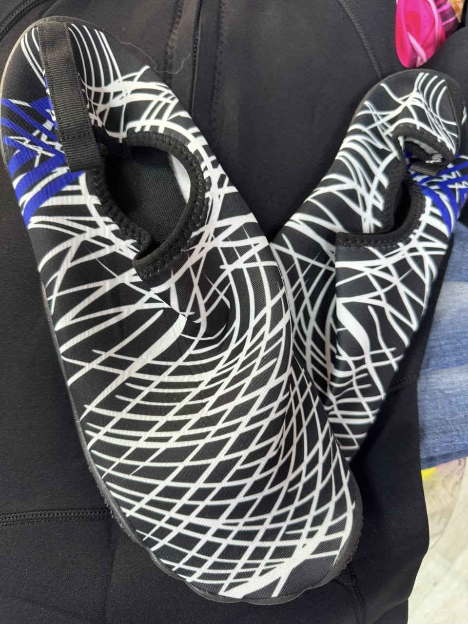 بدله سباحين وحذاءه متوفره
وموجود توصيل كافه محافضات العراق 
مكاني حي الاعلام بغداد شارع البداله 
***********
