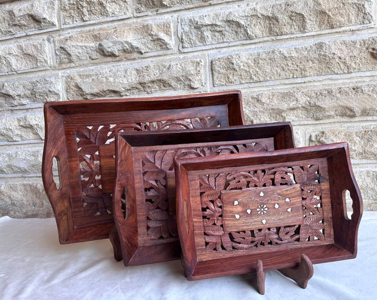 سيت صواني  نقش و تطعيم براص يدوي من خشب السيسم و الصناعة هندية 
القياس  الكبيرة 30*46 cm 
الوسط 24* cm 38
الصغيرة 20*32 cm