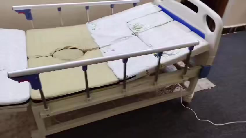 سرير كهرباء يشتغل ويدوي السعر 700 الف بي مجال مكان ديوانيه استخدام اقل من شهرين *********** ماخذينا 900 الف وصل ويا. سبع حركات
