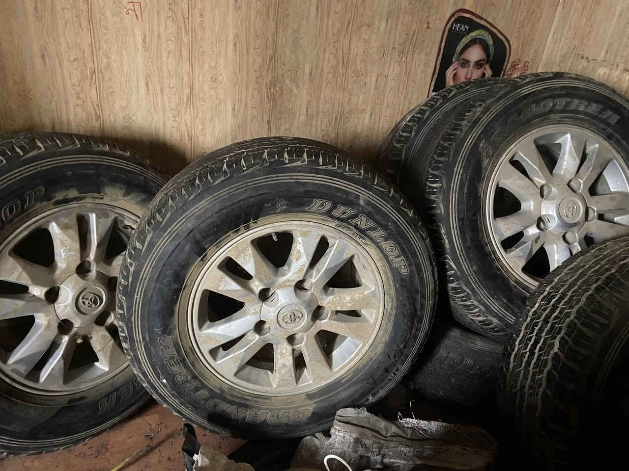 لبيع ويلات لاندكروز 11 العدد 6 ويلات معه تايرات معه كباتهن السعر 450 دولار العنوان بغداد لاستفسار الاتصال ع رقم ***********
