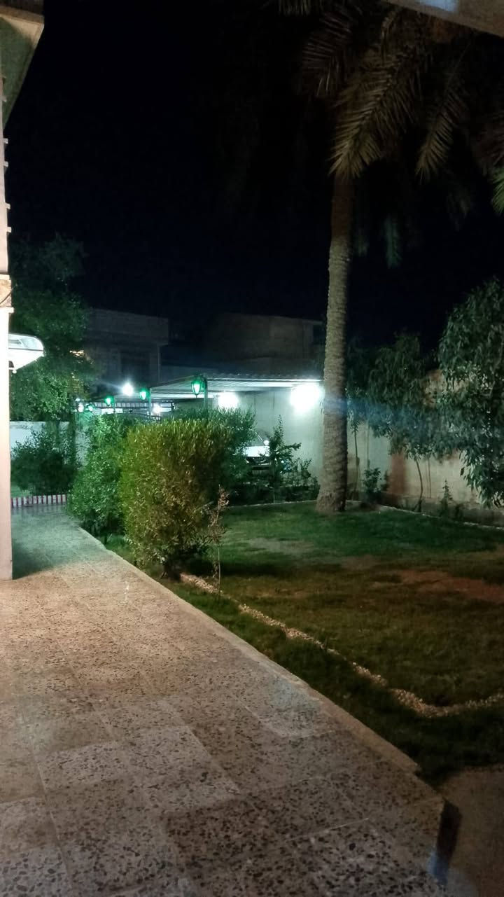يالله سلام عليكم
بيتين مساحة ٩٤٠متر
طابو سند ٢٥ 
البيت إلاول  يحتوي على
٥ غرف نوم استقبال
حمامات عدد ٣ مطبخ وصاله 
البيت الثاني يحتوي على ٤نوم 
مطبخ استقبال وصاله حمامات عدد ٢
حديقة وكراج 
وحديقة ثانية خلف البيت 
موقع البيت قريب كلش الشارع العام 
مسافة ٥٠ متر العنوان المداىن منطقة الجعاره قرب جامع سيد علي
للاستفسار الاتصال على ***********
