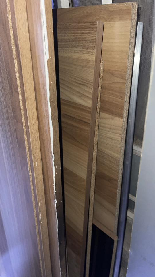 كنتور سلايدات بابين تكون كلها مرايا   وجربايه نفرين بيهن اضرار  ممكن تتصلح وممكن تستفادون من اخشابها تواصلوا خاص او على الرقم ***********
