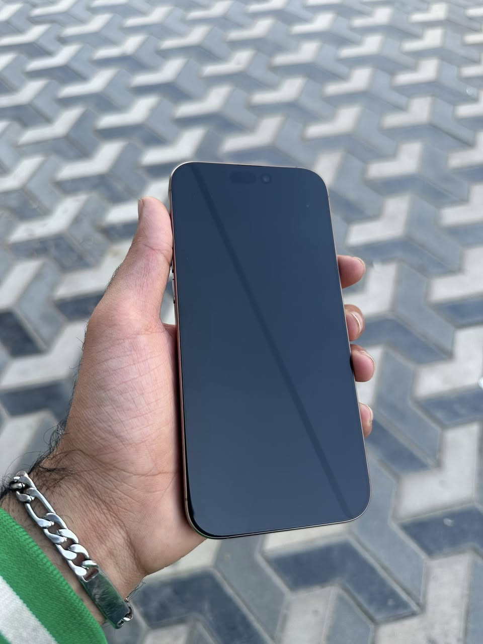 سلام عليكم 
أيفون 16 برو ماكس 
ذاكره 256 
بطاريه 92 عدد دورات(407) فقط بيع 
السعر 1200
مكاني بغداد المحموديه 
***********
