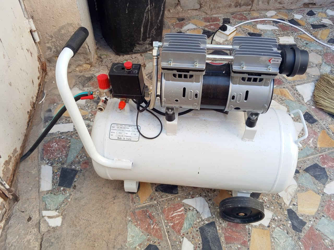 كمبريسر هواء 50 لتر كهربائي جديد سعره 170 ويا صونده عشر امتار الكتان الاصليه ويده مال هوه مشدود وكامل گبل اشتغل يوجد توصيل للمحافضات


**إذا كنت صاحب هذا الإعلان وتريد حذفه لأي سبب، رجاءا أرسل رسالة إلى الدعم الفني**