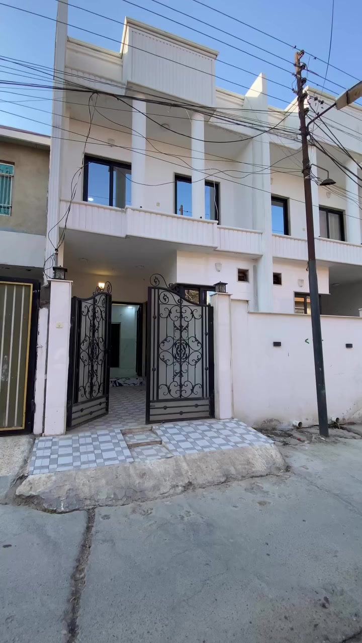 � دار للبيع – حي الصديق الأولى
📍 قرب جامع أبو بكر

🔹 المساحة: 100 م²
🔹 الواجهة: 5 متر
🔹 نوع السند: طابو ملك صرف
🔹 الشارع: صبّة بعرض 8 متر
🔹 الشروق: شروق تام
🔹 الموقع: 3 قطع على شارع التبليط

🏠 تتكون الدار من طابقين:

🔸 الطابق الأرضي:

 • هول استقبال
 • مطبخ
 • صحيات
 • غرفة نوم

🔸 الطابق الثاني:

 • غرفتا نوم
 • هول
 • صحيات

📞 للاستفسار أكثر، مراجعة مكتب العمران – سايدين السكر
📱 ***********
📱 ***********
