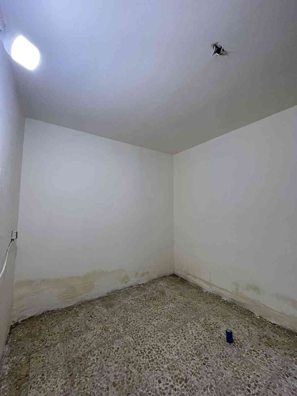 الايجار بيت مساحتة (75) يحتوي على (استقبال /مطباخ حولي /غرفة نوم /خدمات) الطابق الثاني(بيتونة/غرفة نوم) سعرة(250) الف وبيهامجال موقع نهايت حى اور قرب جامع امام الحسين (ع) با لتجاوز قرب السدة  اتصال (***********) مرجعت مكتب الحاج أبوخالد الكلابي للعقار@
