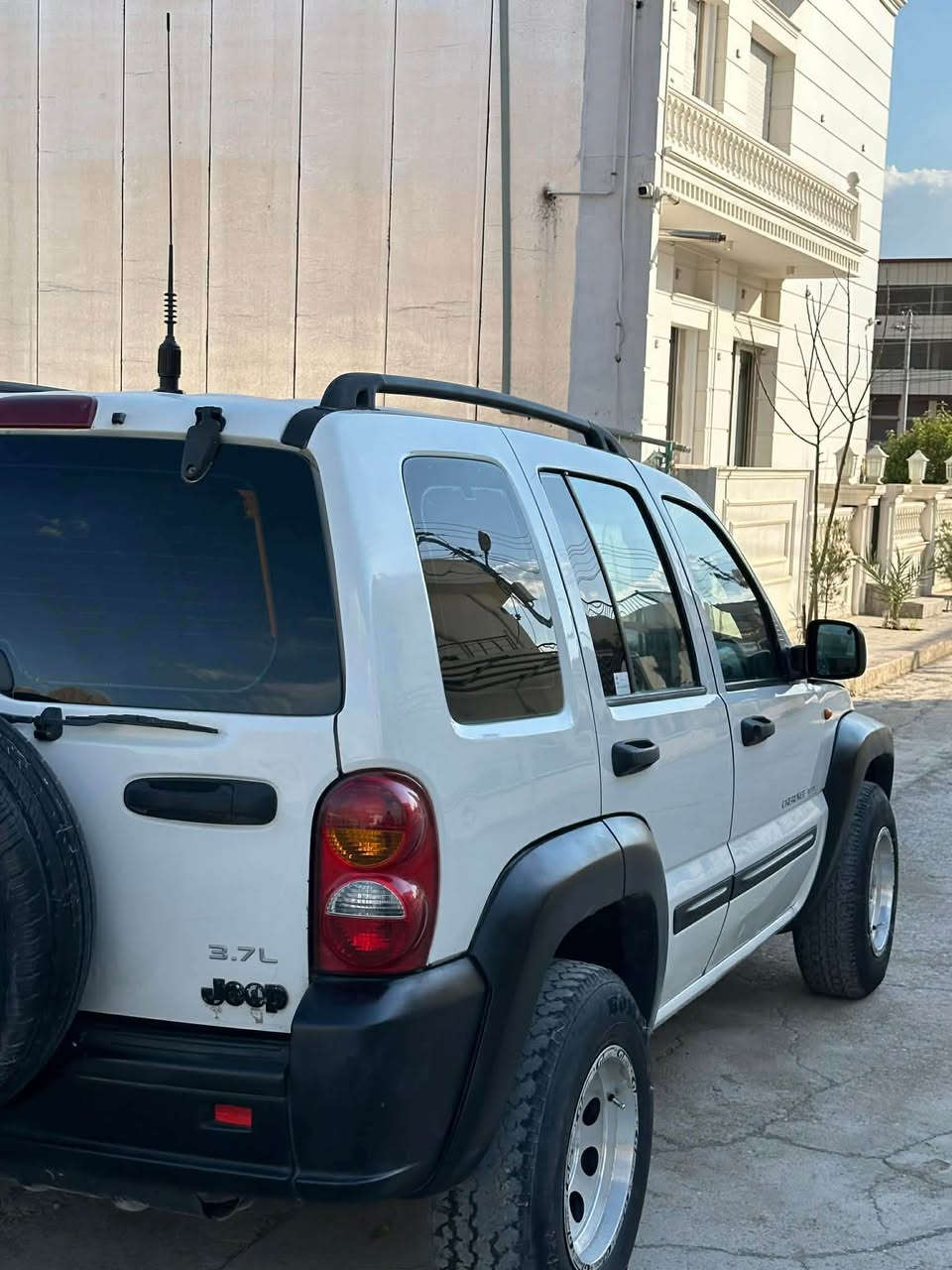 Jeep lebarte

موديل٢٠٠٦
دوبه ى براوه
كيرومه كينه
به شه رت 
سه ياره كه 
گيرتوماتيكه
ده بل ئه كسله
ته برديده جام كاره باى
هه مو كيانى به شه رت
سحرى٤٧مه جال
***********واتساب بشدار, السليمانية

