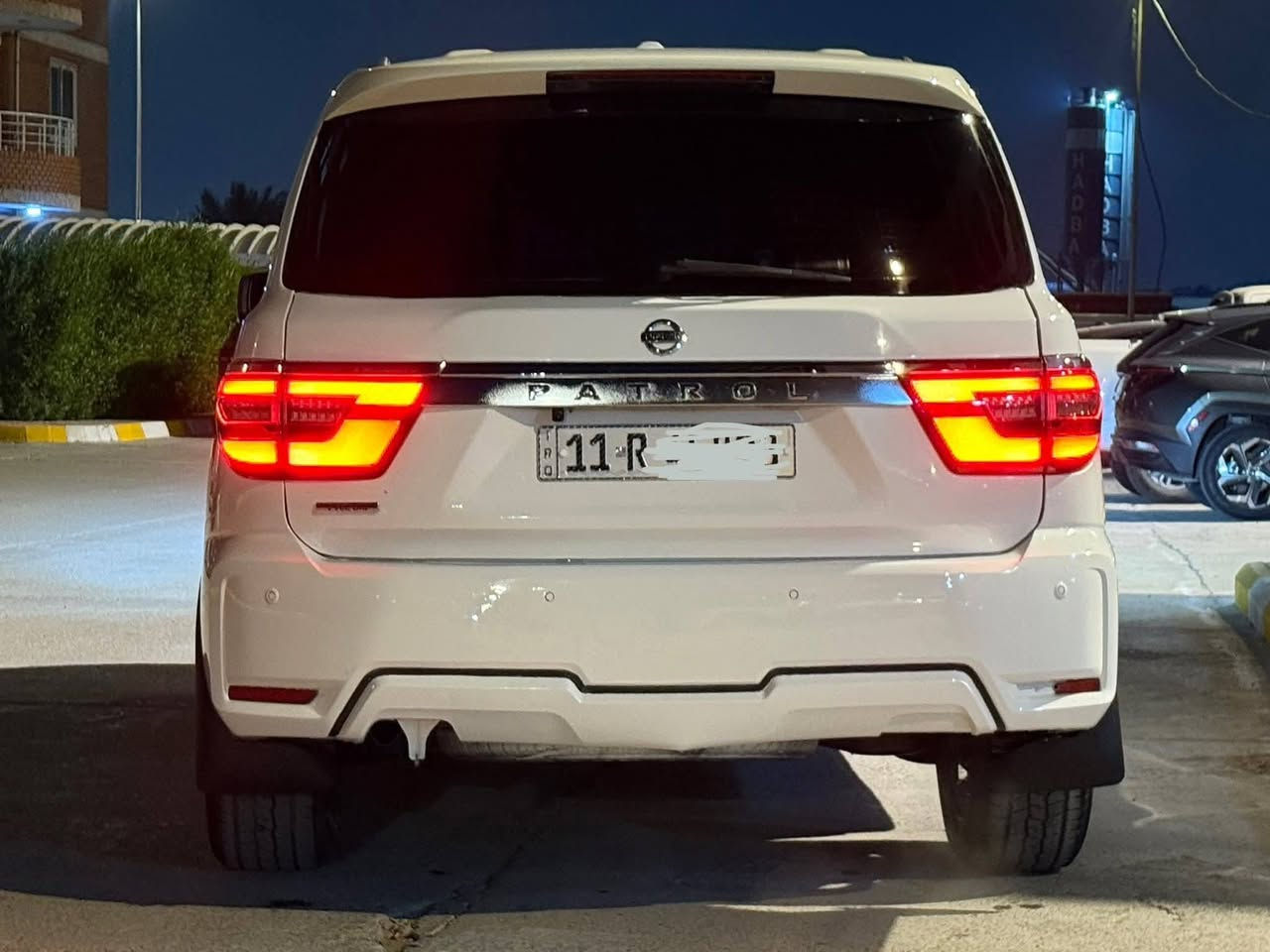 السلام عليكم ورحمة الله
.
نيسان باترول ارمادا 2018 بلاتينيوم ريفرس **VIP** 
Nissan armada 2018 platinum reverse **VIP**
(اعلى فئة في الارمادا 1/1)✅
.
محدثة من الخارج والداخل الى موديل 2024 قطع اصلية 
.
مواصفات :
 • محرك V8 سعة 5.6 لتر
 • قوة تقريبًا 390 حصان
 • قير أوتوماتيك ناعم
 • دفع خلفي RWD
 • أوضاع قيادة متعددة (ثلج – رمل – طرق وعرة)
 • سحب قوي جدًا (مناسبة للسفر والمقطورات)
 • ثبات عالي على السرعات والطريق السريع

تحديث واجهة أمامية كاملة 2024
 • تحديث واجهة خلفية كاملة 2024
 • مصابيح أمامية LED حديثة
 • مصابيح خلفية LED
 • شبك أمامي حديث
 • صدامات أمامية وخلفية محدثة
 • شكل حديث وفخم موديل 2024

جنوط بلاتينيوم أصلية مقاس كبير
 • مرايا جانبية كهربائية + إشارات
 • فتح وغلق مرايا
 • دواسات جانبية أصلية مضيئة PATROL
 • فتحة سقف كهربائية
 • حساسات أمامية وخلفية فعالة 
نظام منع التصادم 
نظام الرادار التفاعلي ومثبت السرعة 

• مقاعد جلد بلاتينيوم فاخرة مختومة Platinum Reverse 
 • مقاعد أمامية كهربائية
 • تبريد وتسخين المقاعد الأمامية
 • تسخين مقاعد المقاعد الخلفية 
 مقاعد خلفية كهربائية
• ذاكرة مقاعد ميموري 
 • مقاعد الصف الثالث كهربائية مريحة
 • تحكم مناخي ثلاثي (أمام – وسط – خلف)
 • ديكور خشب بلاتينيوم
 • إضاءة داخلية مضافة سقف رولز رويز

شاشة وسطية كبيرة موديل 2024
 • شاشات خلفية للركاب
 • نظام صوتي BOSE الأصلي (صوت نقي وقوي) 13 سماعة
 • بلوتوث
 • AUX / USB
 • تحكم من المقود بعدة خيارات متعددة

كاميرات امامي خلفي
 • رادار
 • نظام النقطة العمياء
 • نظام الحفاظ على المسار
 • نظام التحذير من الاصطدام
 • مثبت سرعة
 • حساسات محيطية
 • ABS
 • ESP
 • Airbags
 
• تشغيل بصمة
 • تشغيل زر
 • دخول ذكي
 • فتح شنطة كهربائي
 • قفل مركزي
 • نوافذ كهربائية
 • طي مقاعد كهربائي

المقاعد الخلفية (الصف الثاني) منفصلة VIP تخوي على ثلاث مساحات تخزينية 
كونسول وسطي للتحكم في الصوت والتبريد والتدفئة ولربط سماعات الرأس وتحكم بتدفئة المقاعد ومداخل HDMI و USB خلفية 
****

ملاحظة / السيارة مصبوغة عام بسبب حادث اخر داخل العراق  #
 
الحادث جاملغ ايسر وبنيد مرفقة الصور في المنشور ، 

السيارة رقم بغداد (تم اخفاء الرقم)

السعر المطلوب 220

بيع او مراوس حسب القناعة 
***********
مكاني اليرموك اربع شوارع 
او مجمع بوابة الكاظمية
