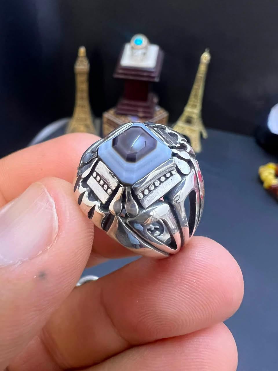 :
جزع بقري ناعم بطبقات طبيعية… قطعة تُحاكي التراث وتخطف الأنظار. 🤎💍

الوصف:
خاتم فاخر مرصّع بحجر الجزع البقري الناعم، يتميز بطبقاته الطبيعية المتناسقة التي تمنح كل قطعة هوية لا تتكرر.
صياغة قوية بتفاصيل دقيقة، تجمع بين الأصالة والفخامة، ليكون خياراً مثالياً لعشاق الأحجار الطبيعية والخواتم التراثية المميزة.

إذا كنت تبحث عن خاتم يحمل جمال الطبيعة وهيبة التراث، فهذا الخاتم يستحق أن يكون ضمن مجموعتك.

📩 للاستفسار والحجز:
***********
