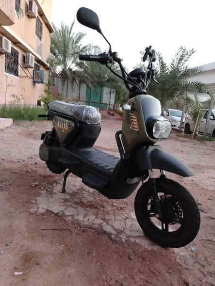 السلام عليكم دراجه شحن Papy Apiche شركة jINGDA جديده جدا بعدها بلزكات الشركه. بطاريات كبار دبل عدد 5 . ثلاث سرع سرعتها ٩٩ بالشاشه حقيقي ٧٠. بريك امامي وخلفي بالمكان دهن  دسك قرص صلب. بلوتوث.  السعر ٥٠٠ الف. مكاني بغداد  *********** اتصال أو واتساب
