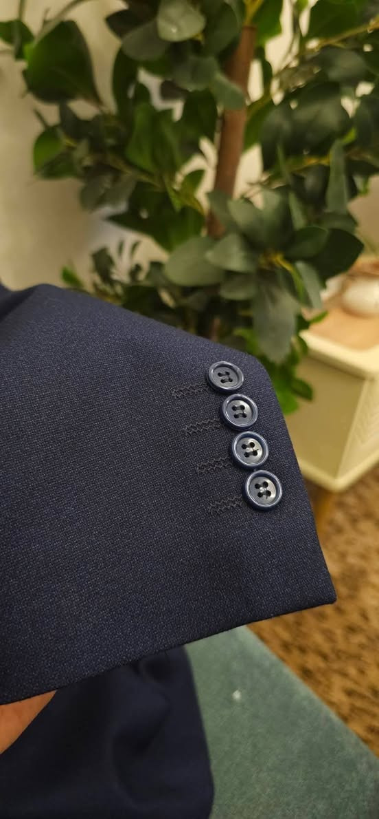 عندي بدلة رسمية (قاط) اخذتها من ازياء هوليود الي بالمنصور
واتساب ***********

أخذته سترة وبنطرون ويلك ب ٩٥٠٠٠ دينار
ملبوس مرتين مو اكثر 
جديدة بعدها كأنه ماملبوسة 

قياس M  (اللون نيلي طوخ كلش مرتب)

اريدها قفل من الاخير ٤٠٠٠٠ قفل قفل قفل
توصيل داخل بغداد ٥٠٠٠
 توصيل محافظات ٥٠٠٠ دينار

واتساب ***********
