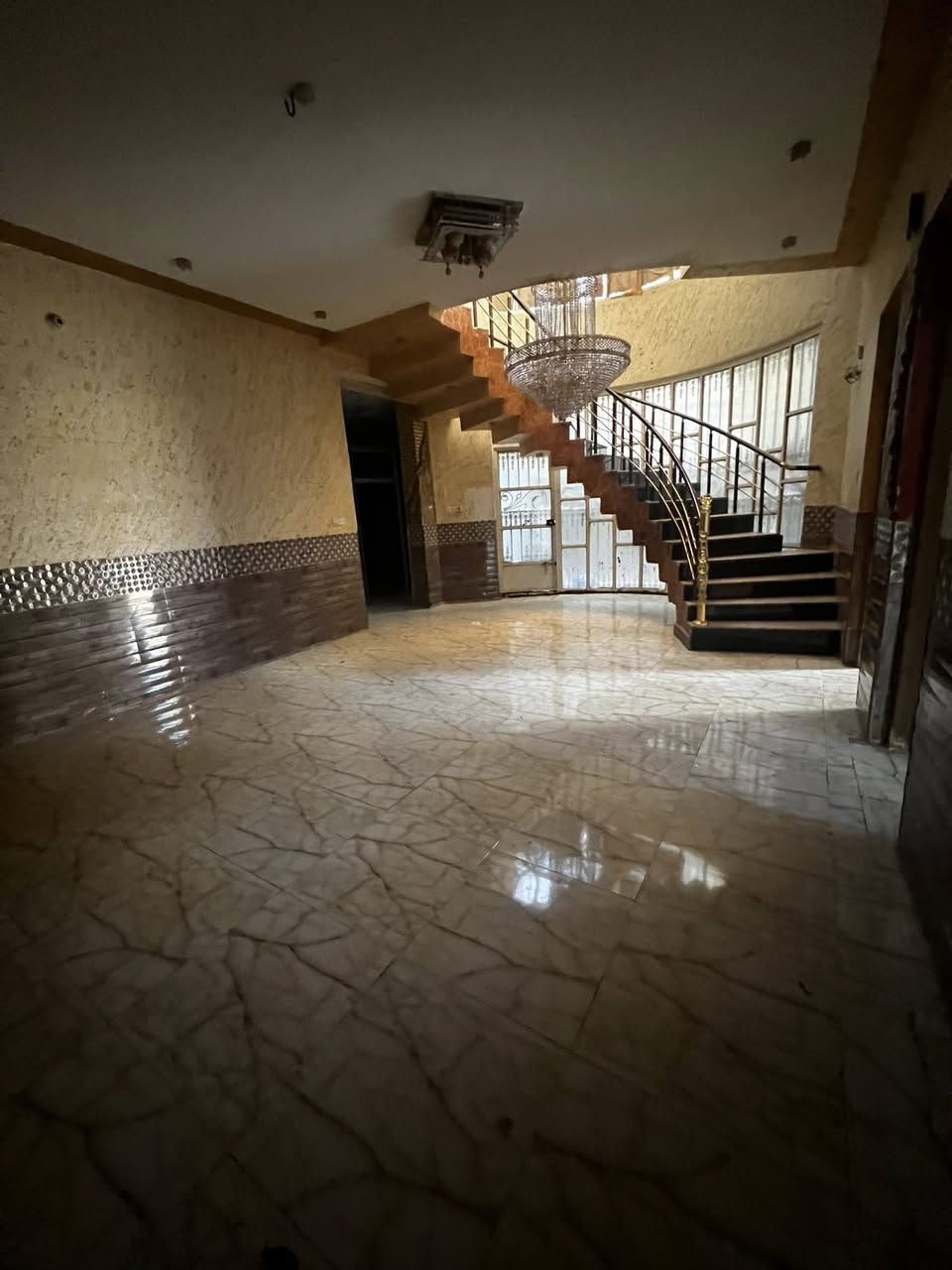 للايجار بيت في ام الخيل 3
مساحة 200 متر طابقين نضيف جدا
يحتوي على 4 غرف وصالتين واستقبال ومطبح حار+ بارد وحديقة وكراج ومجمعات صحية 2

للاستفسار 
***********
