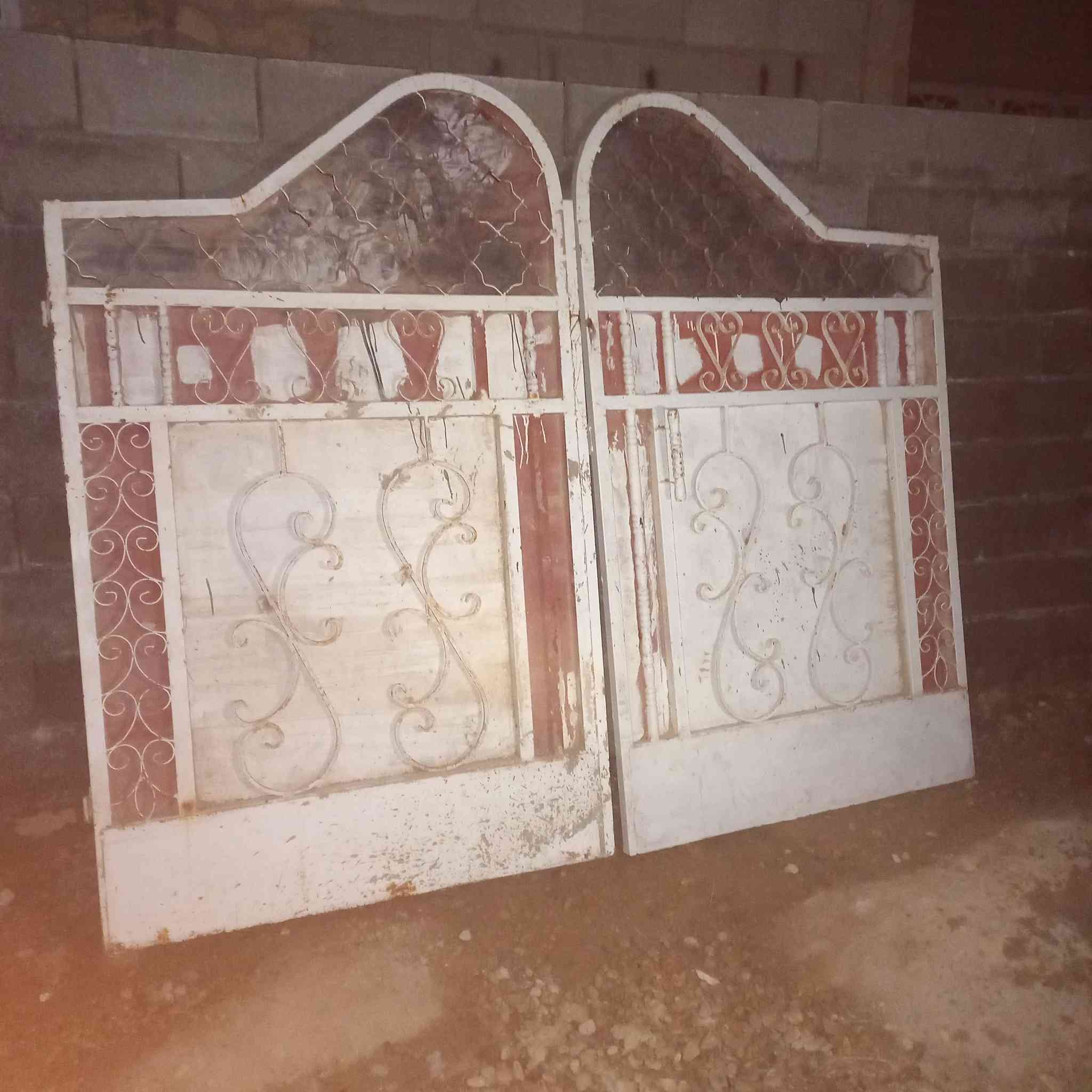 متاح باب طول مترين  ونص   سعر  ١٥٠ الف مكان خفاجيه الاستفسار الرقم
***********
