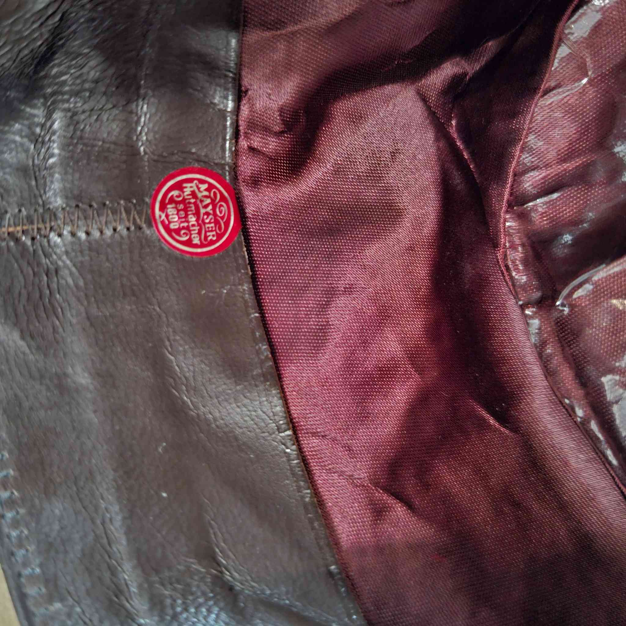 مميزات القطعة:
الماركة: Mayser الأصلية (صناعة يدوية ألمانية).
الحالة: نظيفة جداً ومحافظة على هيبتها وكافة تفاصيلها الداخلية (البطانة والماركة واضحة تماماً).
الخامة: جوخ طبيعي عالي الجودة مع شريط داخلي جلدي فخم مختوم بذهب عيار خفيف (Ernst Koln Bonn).
الستايل: كلاسيك "فيدورا" بلون ترابي (Tan) يناسب البدلات الرسمية والمعاطف الشتوية الفاخرة.
💰 السعر: 50 ألف دينار عراقي (سعر مميز جداً لقطعة أنتيك بهذا الوزن التاريخي).
🚚 التوصيل: متوفر لكافة محافظات العراق.
📞 للحجز والاستفسار عبر الواتساب: ***********
