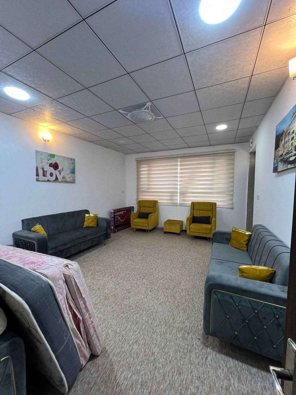 بيت للبيع في مجمع ئافاس Vip ( ١٦٠ متر ) مؤثث بالكامل بس جيب ملابسك واسكن موقع ممتاز يتكون من غرفتين نوم وصالة وحولي ومطبخ وصحيات منفصله وكراج ويبعد عن سوق شقلاوة( ٣ ) دقائق ويسجل باسم كل من يحمل الجنسية العراقية وبسعر(( ٤ )) دفاتر و (( ٣٠ )) ورقة بغداد, العراق


**إذا كنت صاحب هذا الإعلان وتريد حذفه لأي سبب، رجاءا أرسل رسالة إلى الدعم الفني**