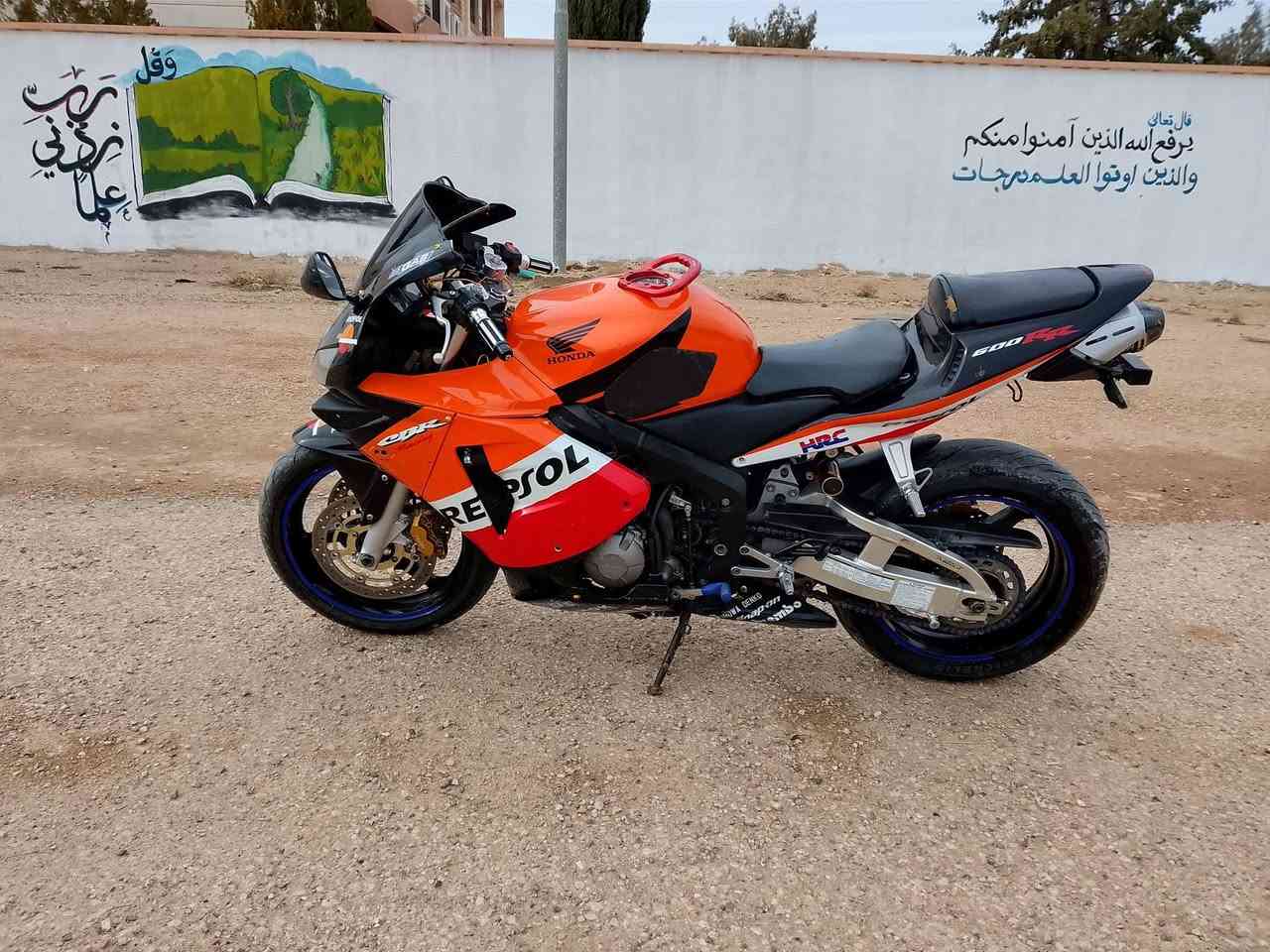 موطور لبيع او مراوس بهايوشه 25 هونده 600 RR موديل 2004 الموطور كهربايات كله شغاله نضافه تنشاف بل عين وبيه مشكله بصيطه الموطور من يحمه ما يشتغل له يبرد  وسعر 20 ورقه وبيه مجال لطيبين مكاني العبيدي  ***********
