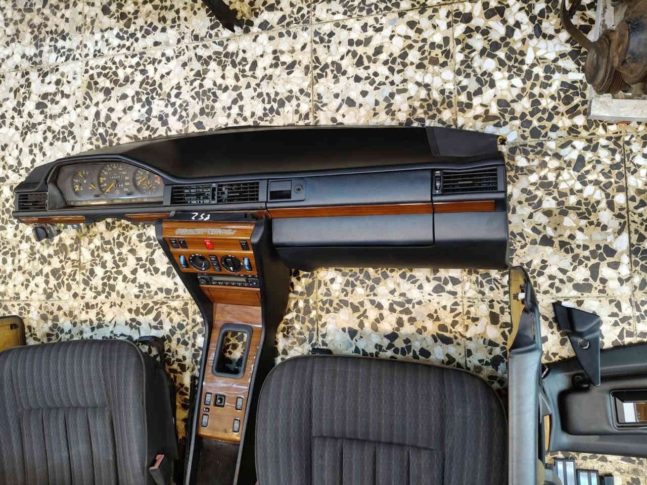 السلام عليكم/ غرفه مارسدس دب للبيع وارد يابان/استفسار النجف حي الصناعي بلاوك الاول حسن الشريس اخويه الشراي يتصل/*********** / ***********
