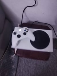 اكس بوكس سيريس اس ذاكره 512 كامل ملحقاته ممفتوح سعره 300 07704350990