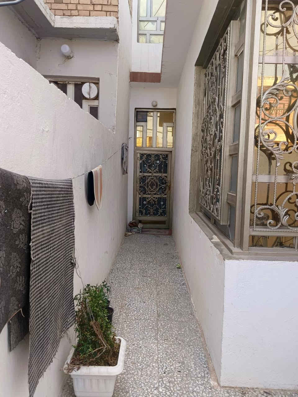 سلام عليكم
يباع مع الاثاث 

بيت للبيع في حي النداء شارع المكاتب قريب على السوق 

غرف نوم 

عدد 3 جدد

سبالت عدد  5 

مبردات عدد 2 

سخان عدد واحد. سعة 120 لتر 

مراوح عدد 5 

تانكي عدد 2 سعة 100 لتر 

كاونتر للبارد 

كاونتر للحار 

بناء 2018  نظيف جدا 

طابقين 

غرف عدد  3 

استقبال 6 *4 

مطبخ حار  

مطبخ بارد 

صاله مفتوحه على المطبخ  6م 

البيت باسمي 

الطابق الاول 3 امبير 

الطابق الثاني 3 امبير  

السعر 115

اي استفسار 

***********

