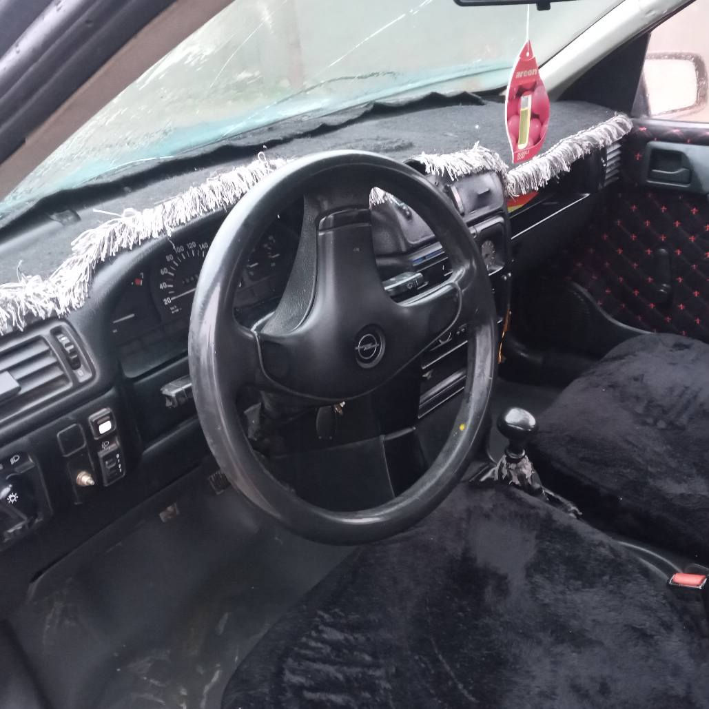 ئۆپڵ ڤیترا مەکینە۱۸ مۆدیل ۹۱ ڕەقەم سلێمانی سڵاید چوار کەلە قوفڵ مەرکەزی بێ تەقەو ڕەقە 
بێ دەعام بێ خایس چوار تایەی لۆک پاوەر سیدی گێڕو مەکینە بەشەرت خەرامە تەحویل بڕاوە بەشەرت ژ.م ***********  ژ..م  *********** سعر ٤۲ گەڵا کەمێک مەعمەلە شوێن چەمچەماڵ السليمانية, العراق
