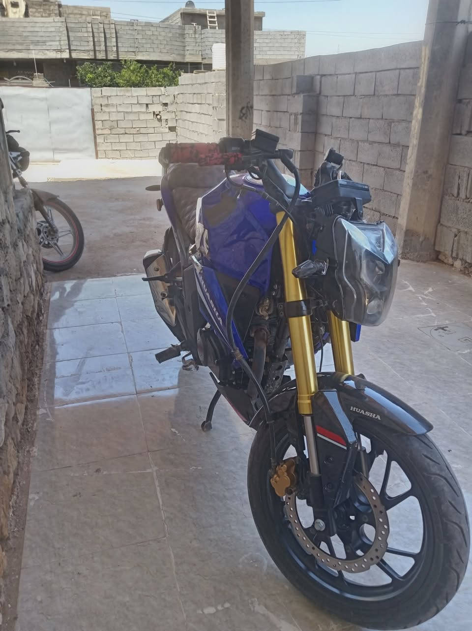 سلام عليكم مرخصت لادمن حبيبي دراجه للبيع موديل 25 ما ماشيه هوايه بعدها جديده مناقصها  شي محرك 200 ضاغطه وزنجيل يعني لا رجه ولا غيره دراجه حلووه وناعمه ورزانه حلووا بشارع ولسعر 950 وبيها مجال لطيبين 
عنوان الرمادي الشراع 
واهاذ رقم مبايل 
*********** 
وتحياتي الجميع
