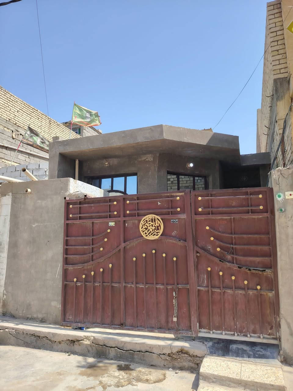 سلام عليكم بيت ١٠٠م طابق واحد نظيف بناء طابوق سيراميك كاشي موقع حي الحسن العسكري *********** التاجي
