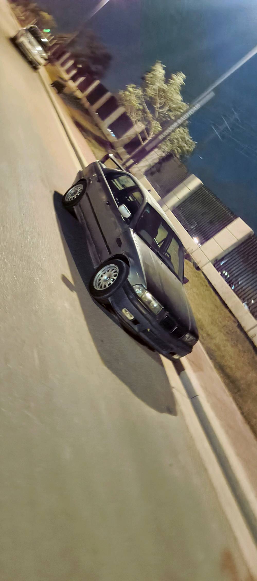 بيئم ٣٦е
V6
رقم دولي جديد
محرك جديد
كير عادي 
حداديه جديدا 
تايرات نضيفه 
بغداد حي لجهاد 