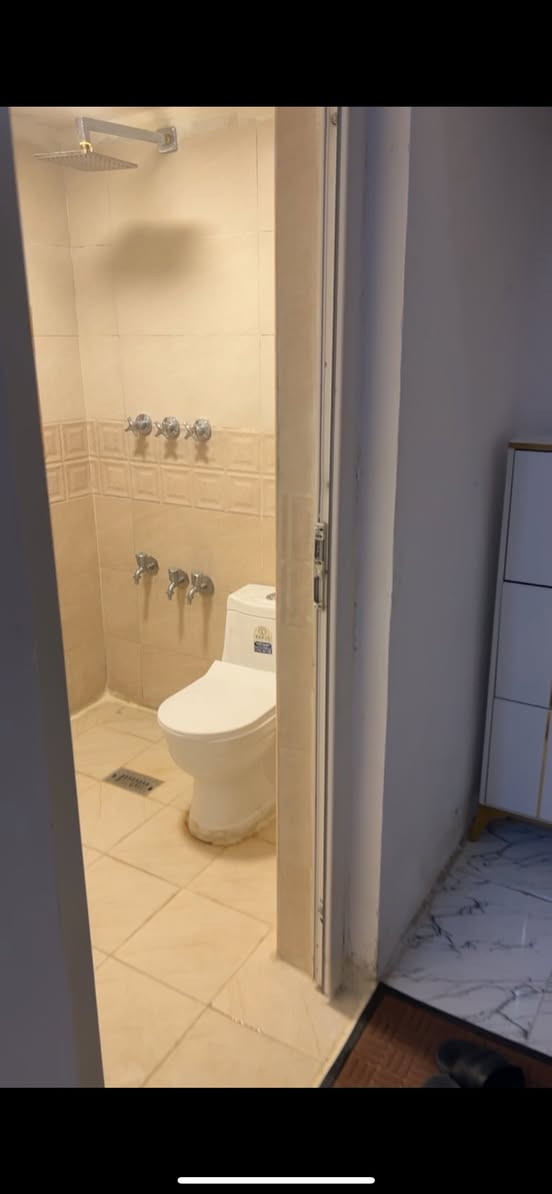 بيت للبيع فول مواصفات مساحه 100م واجه 5 نزال 20 طابو زراعي سند 25 يحتوي الدار ع 3 غرف نوم وحمامات عدد 3 ومطبخ وصاله وستقبال والطابق الثالث بيتونه البيع نقد وقسط مقدمه 45 والباقي قسط كل شهر 500 العنوان الكوت الجديده شارع الاقواس قرب صيدليه النهرين لتواصل ***********
