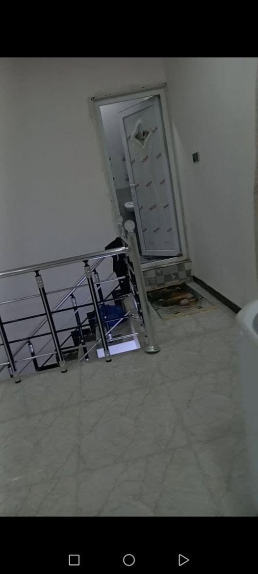 بيت للبيع
🌹🌹مساحته 210 
🌺🌺طابقين

🌸🌸الطابق الاول

غرفتين وصاله ومطبخ وصحيات داخليه وخارجيه وطارمه 
🌷🌷الطابق الثاني  

غرفه وصاله وصحيات
💐💐البناء

طابوك عكاده  بناء مرتب. عرض الشارع 15متر 

🌹🌹عنوان

ديوانيه حي العسكري خلف جامع الحسين  بشارع فاضل الحداد 
💐💐السعر 

130وبي مجال
للاستفسار ***********
