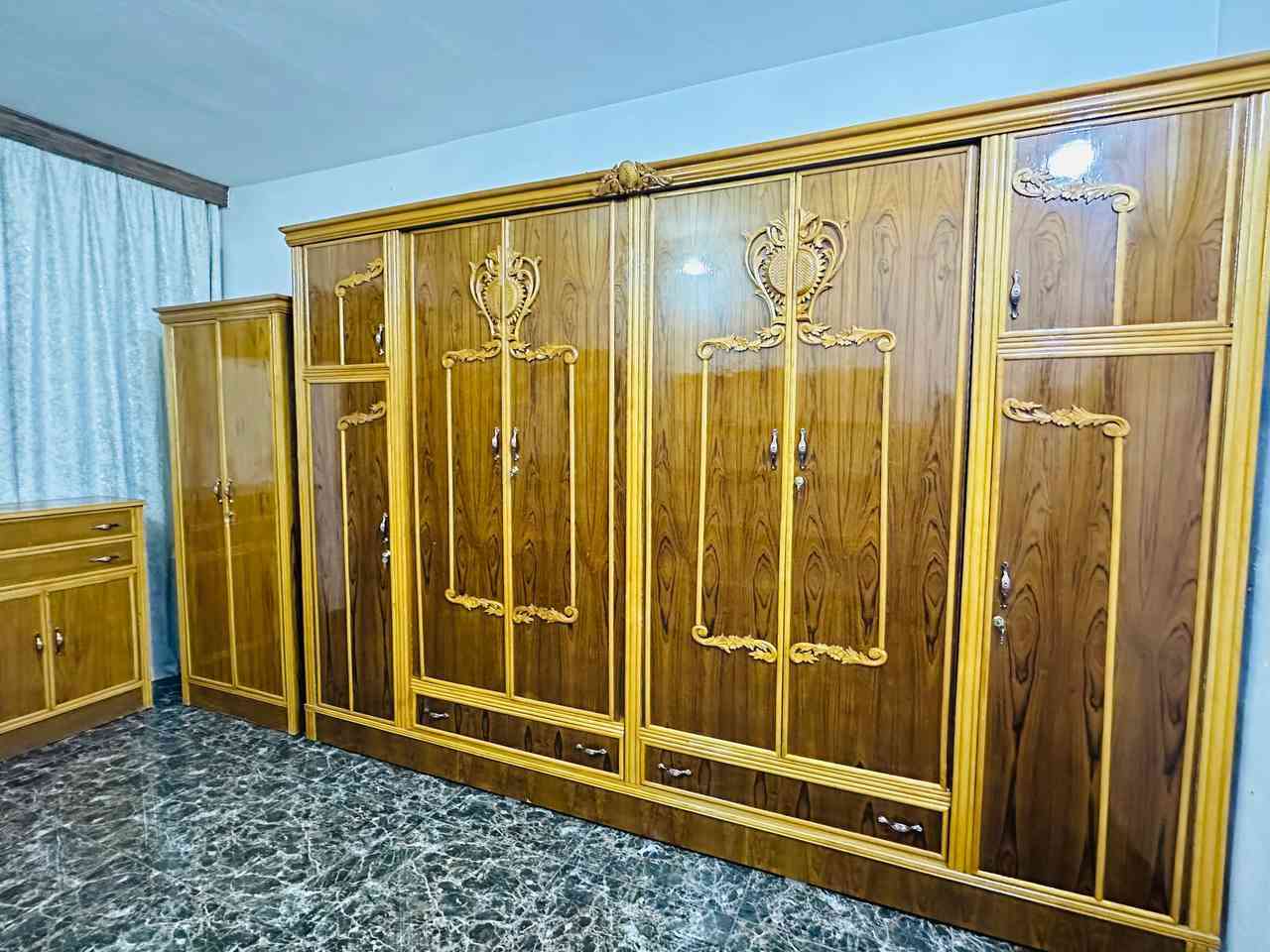 غرفه اخشاب ست ابواب للبيع *********** السعر مليون و200غرفه صاج داخل وخارج الضهر جرجوبه زاوية كنتوريه موديل زان دنك زان العنوان بغداد وكو توصيل متواجد وتساب
