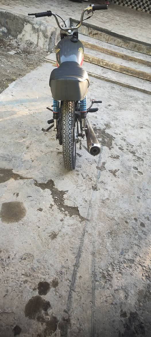 سلام عليكم دراجه للبيع موديل 23ا اوراق أصولي شلعه ومعدل  تشك لكاع سعر 300  وبيه مجال  مكاني حله مركز مدينه رقم ***********
