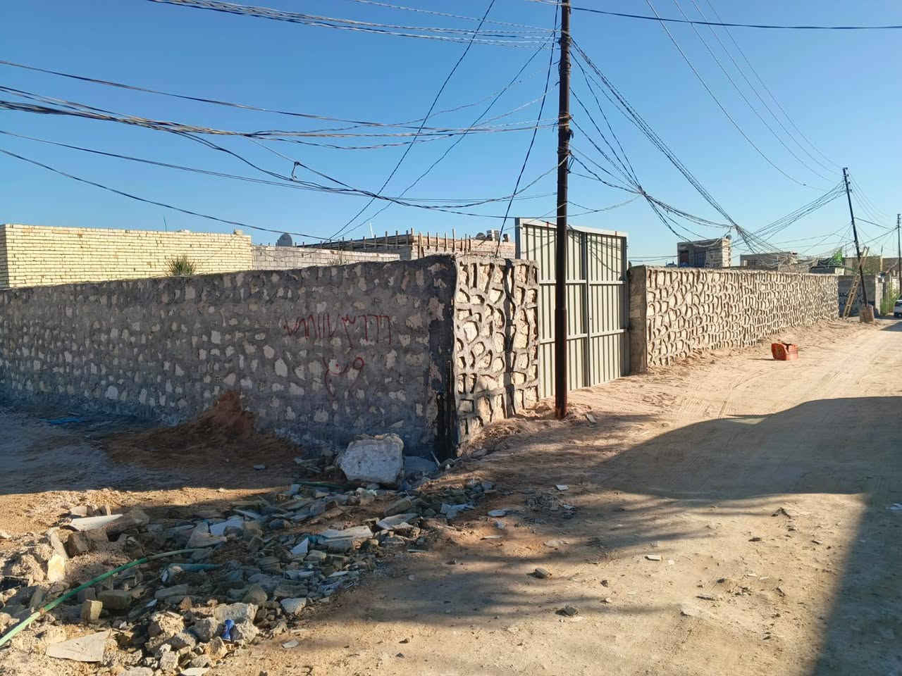 ‏عرصة 400 متر للبيع طابو زراعي سند 25 
‏واجهه 29 متر ونزال 14 متر 
‏سياج حجر وباب كبير وبلوعة وحمام 
‏( كهرباء --  ماء ) متوفر بيهه ومدفوع اشتراكاتهن 
‏(الحمام ماااكامل باقي ع النص)
‏علوة الفحل خلف شارع الفلل 
‏شارعهه 8 متر 
‏السعر 37 وبيهه مجال 
‏بدون دلال اني صاحب الأرض 
‏***********
