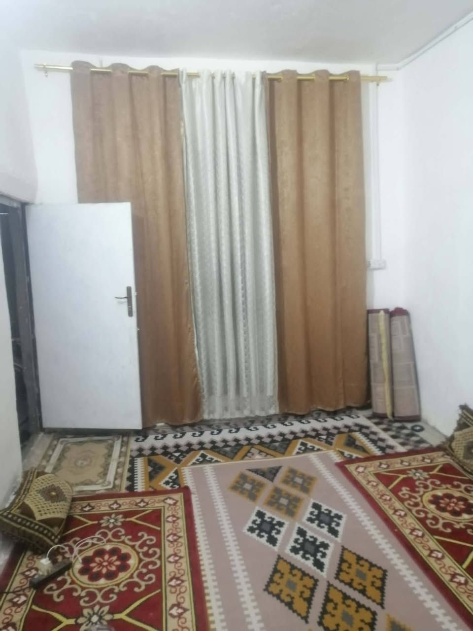 للبيع بيت مساحه ١٠٠ متر طابو زراعي مجمع الجوادين السكني منطقه سيد حبوب وكل الخدمات متوفره سند ٢٥ ومداور سهم بطابو شغل درجه اولى اساس كونكريت مكون من غرفتين وصاله ومطبخ وصحيات وبراني ومناور وصحيات خارجيه وداخليه السعر ٢٤ مليون وبيه مجال للشراي ***********
