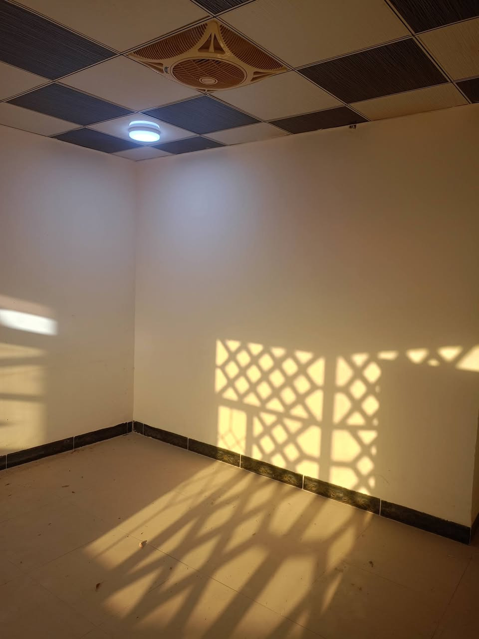 بيت للايجار🏦 بالديوانيه ام الخيل الاولى خلف برج الامراء  150م  كونكريت مسلح  طابقين ركن موقع مميز
الطابق الارضي 
 غرف نوم / استقبال / صاله موزع  /مطبخ / صيحات داخليه وخارجيه
الطابق الثاني  / غرفتين نوم / مخزن/ صحيات/
 طارمه كبيرة / كراج سياره🚗 مسقف 
للاستعلام 
***********📞
***********📞
علي الجبوري/ ابو مهيمن 📲
