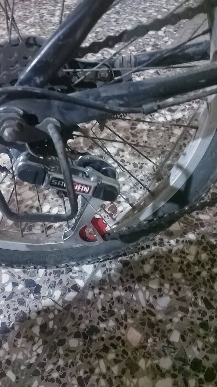 سلام عليكم بايسكل ابو الطبكة ياباني. بريكات شغاللات امامي ولورة بريكات شحط ثنينهن البايسكل هو وغراضه الفسفورات كله ب 55وبي مجال بس الكير يرادله تبديل لان مايبدل باقي ع الخامس ***********
