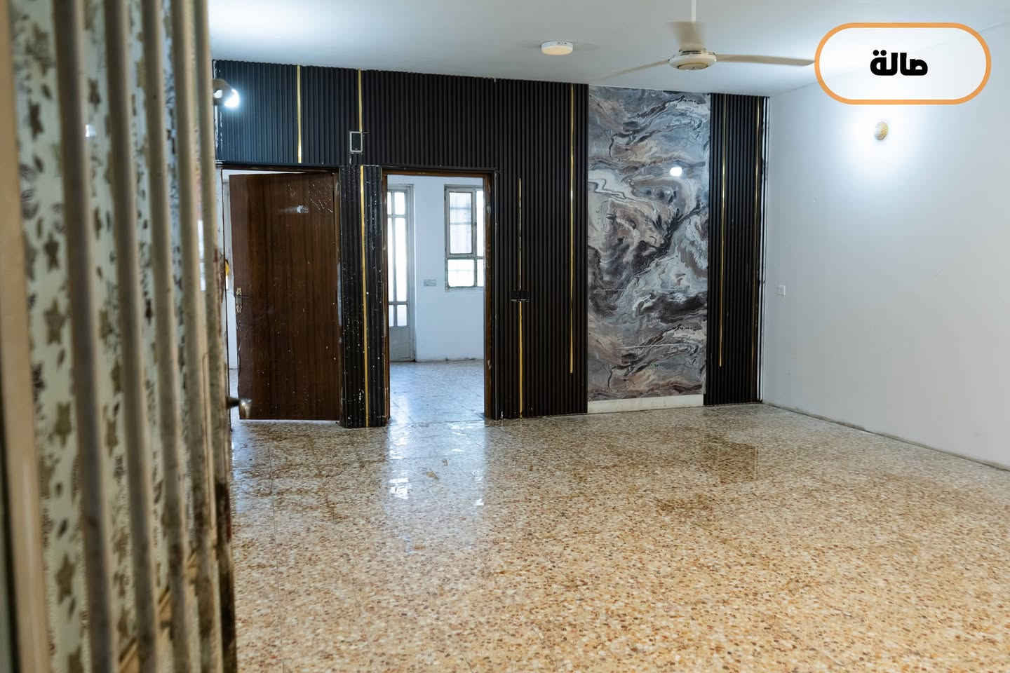 شقة للاجار بحي الحسين قرب شارع مطار بغداد مساحة 120م غرفتين وصالة ومطبخ للاستفسار ***********
