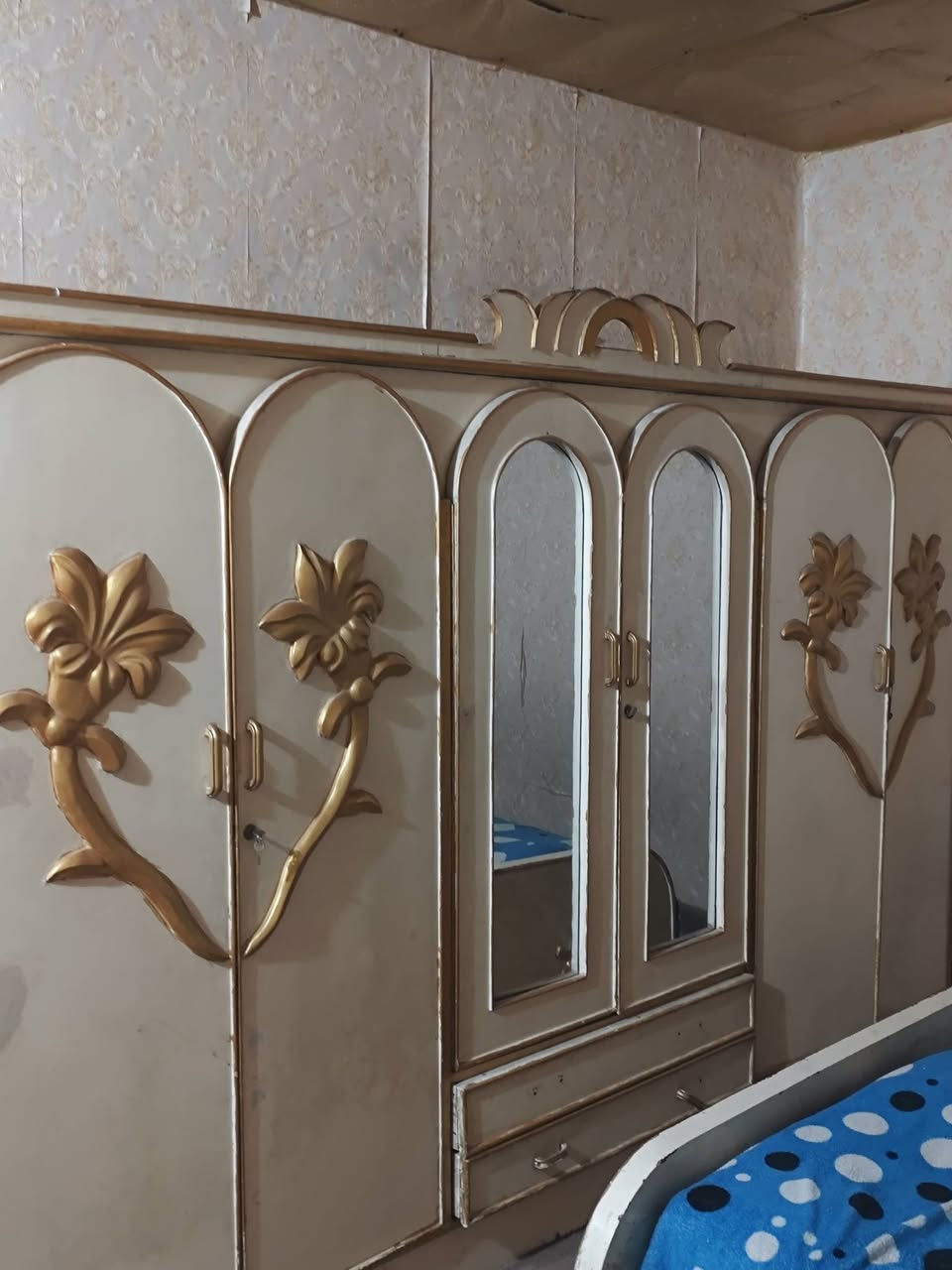 السلام عليكم.. للبيع غرفة نوم كاملة خشب، تصميم كلاسيك مميز باللون البيج (السكري) والمطعم بالذهبي، الغرفة بحالة ممتازة وجاهزة للاستخدام.

📦 محتويات الغرفة:
كندور ضخم: متعدد الأبواب والمجرات، يحتوي على مرايا وسطية وتصميم زغرفي ذهبي مميز.
جرباية مزدوجة: مع ظهرية (تاج) بتصميم ملكي متناسق مع الكندور.
ميز تواليت (ميز مراية): يحتوي على مجرات واسعة للتخزين ومرايا ثلاثية.
كومديات عدد (2): بجانب السرير مع مجرات.
علاقة ملابس واقفة (شماعة): تحتوي على مجر سفلي.
خزانة صغيرة إضافية (كومدي أرضي).
📍 تفاصيل إضافية:
الحالة: مستعملة (نظيفة جداً كما موضح بالصور).
السعر: [450الف] (قابل للتفاوض البسيط للشراي).
الموقع: [ بغداد / حي القاهرة]
النقل: [على المشتري].
📞 للتواصل والاستفسار: يرجى مراسلة الخاص أو الاتصال على الرقم: [***********]

