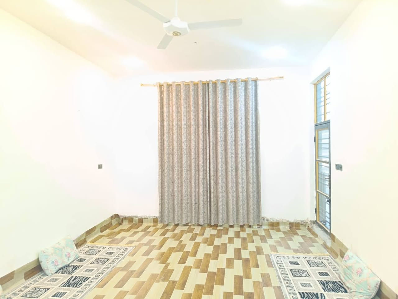 سلام عليكم عندي بيت للبيع مساحته٢٣٠ متر على شارع ٨٠مال كربلاء خلف نون مول البيت بناء حديث سنه٢٠٢٥ بي نقوصات الارضيه وبعد كم شغله اهل البيت مستعجلين على بيعته للاستفسار***********
