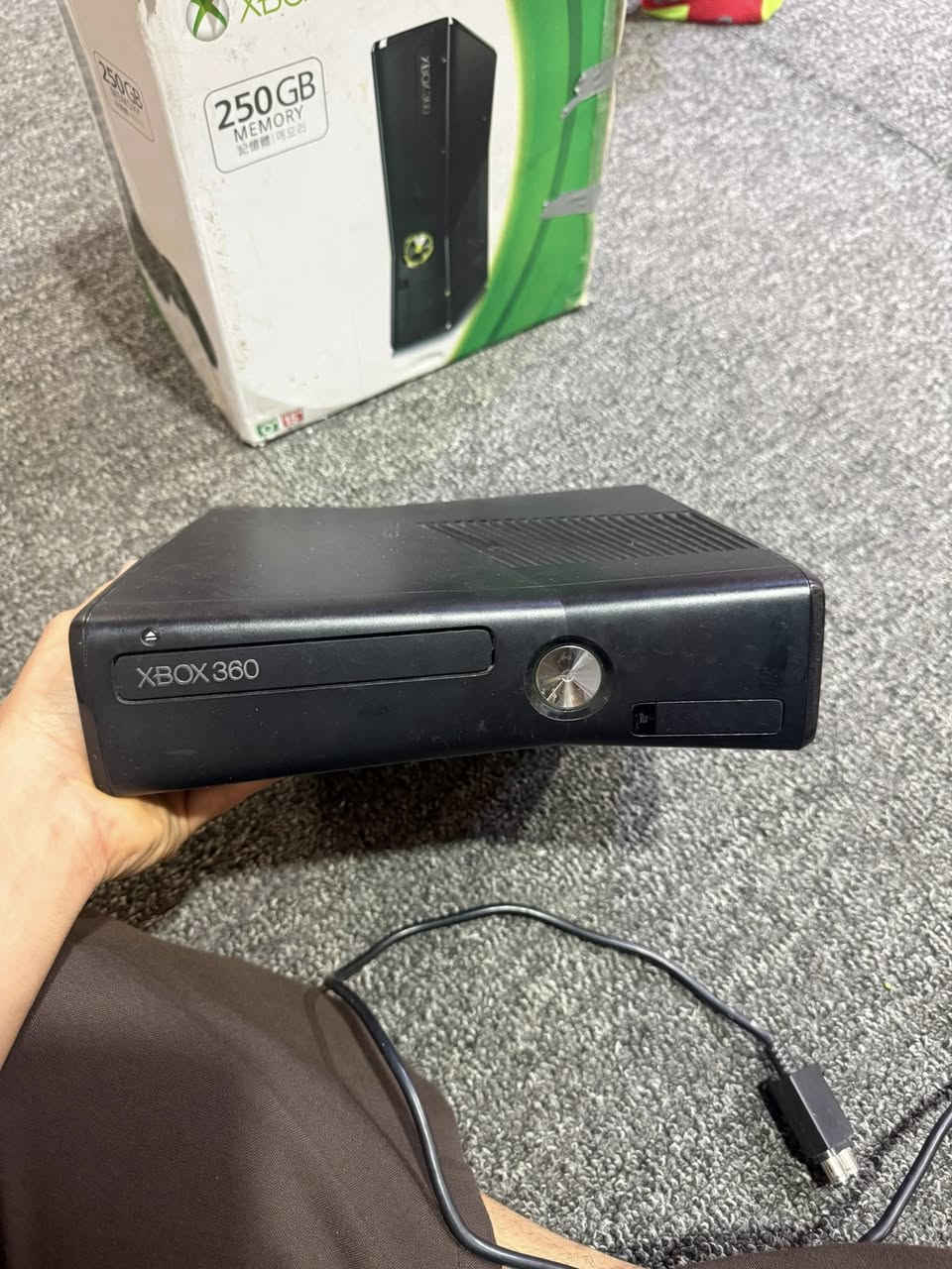 سلام عليكم للبيع اكس بوكس 360 سلم جهاز اصلي لا مفتوح ولا مصلح كامل ملحقات مع جوستكين هارد 500 لعبه جهاز نضيف العنوان البصرة معقل السعر 100 رقم الهاتف ***********
