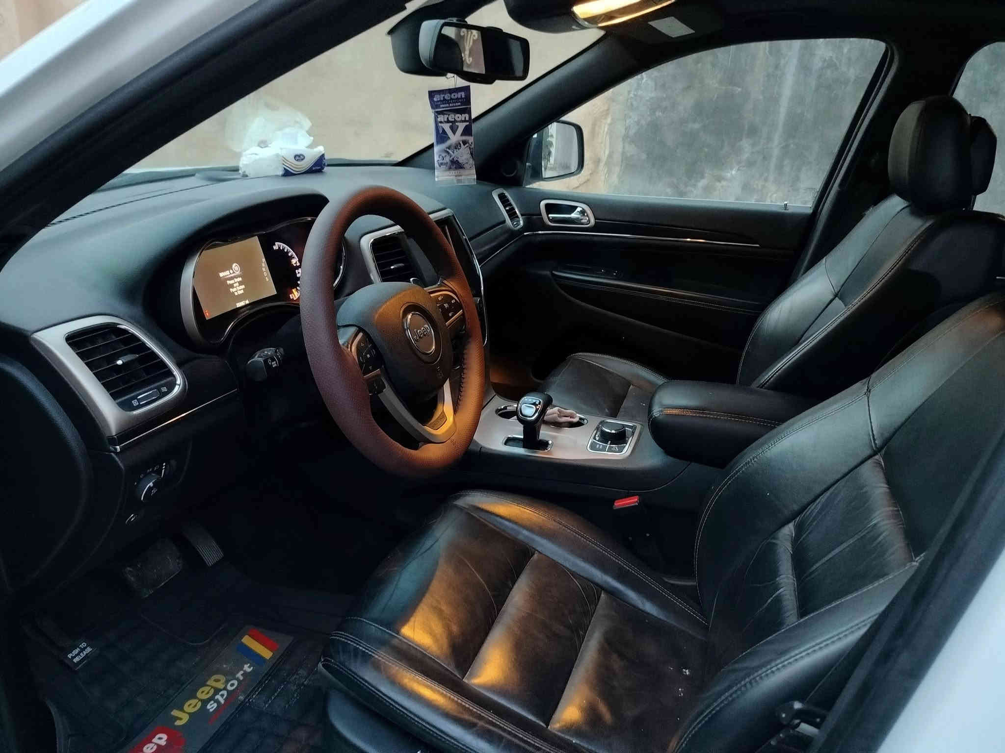 Jeep Cherokee Limited
مواصفات واضحة جاهزة ونضيفة وناعمة 
ضرر جاملغ وبنيد بدون دواخل وقطع اصلي
هزة جديدة  موديل 14 مرمز 22   سعر 185$ 

***********  /  

***********
